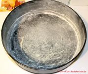 Quarkkuchen mit Streuseln - eingefettete und eingemehlte Springform 