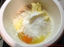 Quarkkuchen mit Streuseln - Zutaten für die Streusel in einer Schüssel