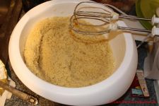 Quarkkuchen mit Streuseln - fertige Streusel nach dem Bearbeiten mit dem Rührbesen