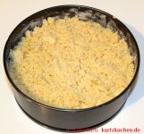 Quarkkuchen mit Streuseln in einer Springform vor dem Backen
