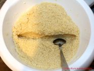 Quarkkuchen mit Streuseln - Streusel zur Hälfte teilen