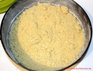 Quarkkuchen mit Streuseln - Hälfte der Streusel in einer Springform