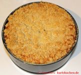 fertig gebackener Quarkkuchen mit Streuseln in kleine Springform