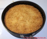 fertig gebackener Quarkkuchen mit Streuseln (große Springform)
