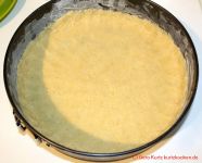 Quarkkuchen mit Streuseln - Streusel zu einem Boden verknetet