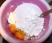 Quarkkuchen mit Streuseln - Zutaten für die Quarkfüllung in einer Schüssel