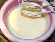 Quarkkuchen mit Streuseln - fertig gerührte Quarkfüllung in einer Schüssel