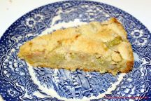 Rhabarberkuchen mit Butterstreuseln - ein Stück Kuchen auf einem Teller