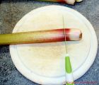 Rhabarberkuchen mit Butterstreuseln - Stielenden abschneiden