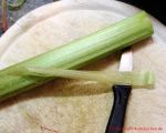 Rhabarberkuchen mit Butterstreuseln - Pelle der Stangen abziehen