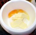 Rhabarberkuchen mit Butterstreuseln - Zutaten in einer Schüssel