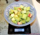 Rhabarberkuchen mit Butterstreuseln - 500 Gramm Rhabarberstücke auf einer Waage