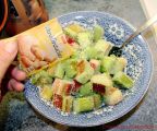 Rhabarberkuchen mit Butterstreuseln - Vanillezucker auf die Rhabarberstücke geben
