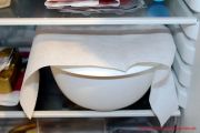 Rhabarberkuchen mit Butterstreuseln - Teig in einer Schüssel im Kühlschrank