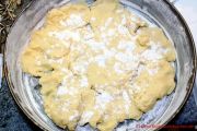 Rhabarberkuchen mit Butterstreuseln - Mehl auf dem Teig in der Springform