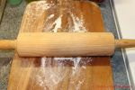 Rezept für schnelle Butterkekse - Nudelholz auf bemehltem Holzbrett