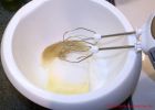 Rezept für schnelle Butterkekse - Butter, Zucker und Rührbesen in einer Schüssel