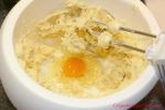 Rezept für schnelle Butterkekse - Rührschüssel mit Teig und Ei
