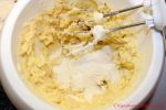 Rezept für schnelle Butterkekse - Mehl im Teig in der Rührschüssel