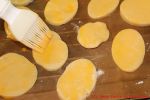 einfache Butterkekse - Oberfläche mit Eigelb bestreichen