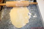 Rezept für schnelle Butterkekse - Ausrollen des Teiges mit dem Nudelholz