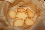 Rezept für schnelle Butterkekse - Kekse in einer mit Backpapier ausgelegten Verpackung