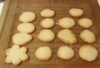 Rezept für schnelle Butterkekse - Kekse auf Backpapier auf einem Blech
