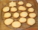 Rezept für schnelle Butterkekse - Kekse auf einem Gitter