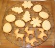 Rezept für schnelle Butterkekse - Kekse mit unterschiedlichen Formen auf einem Gitter