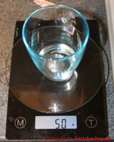 Selbst gebrannte Mandeln - Wasserglas auf einer Waage