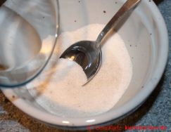 Selbst gebrannte Mandeln - Wasser und Zuckergemisch in einer Schale