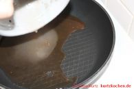 Selbst gebrannte Mandeln - Pfanne mit Wasser und Zucker