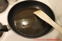Selbst gebrannte Mandeln - Zuckerwasser in einer Pfanne