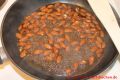 Selbst gebrannte Mandeln - Pfanne mit Mandeln und kochendem Zuckerwasser