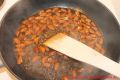 Selbst gebrannte Mandeln - Pfanne mit Mandeln und kochendem Zuckerwasser
