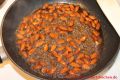 Selbst gebrannte Mandeln - Pfanne mit Mandeln und kochendem Zuckerwasser