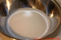 Selbst gebrannte Mandeln - Schale mit Zucker