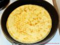 Rezept für schnellen Eierkuchen - gewendeter Pfannkuchen in einer Pfanne
