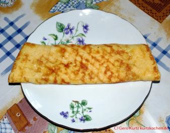 Rezept für schnellen Eierkuchen - gerollter Eierkuchen auf einem Teller