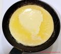 Rezept für schnellen Eierkuchen - andickender Eierkuchenteig in einer Pfanne aus Guss