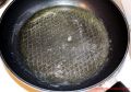Rezept für schnellen Eierkuchen - zerlaufene Butter in einer beschichteten Pfanne