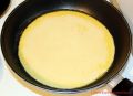 Rezept für schnellen Eierkuchen - frischer Teig in einer beschichteten Pfanne