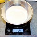 schnelle Mandarinentorte - 250 ml Milch auf einer Waage