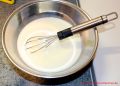 schnelle Mandarinentorte - Milch in einer Schüssel mit Schneebesen