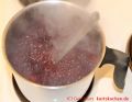 Brombeergelee, Brombeermarmelade - kochender Brombeersaft mit Gelierzucker
