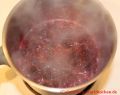 Brombeergelee, Brombeermarmelade - kochende Brombeeren im Topf