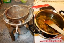 Butterblumenmarmelade Sieb  und Butterblumen