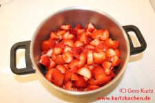 Erdbeermarmelade Erdbeeren im Kochtopf