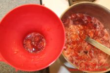Erdbeermarmelade befüllte Gläser