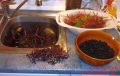Holundergelee - Wasser mit Holunderbeeren und zwei Schüsseln 
